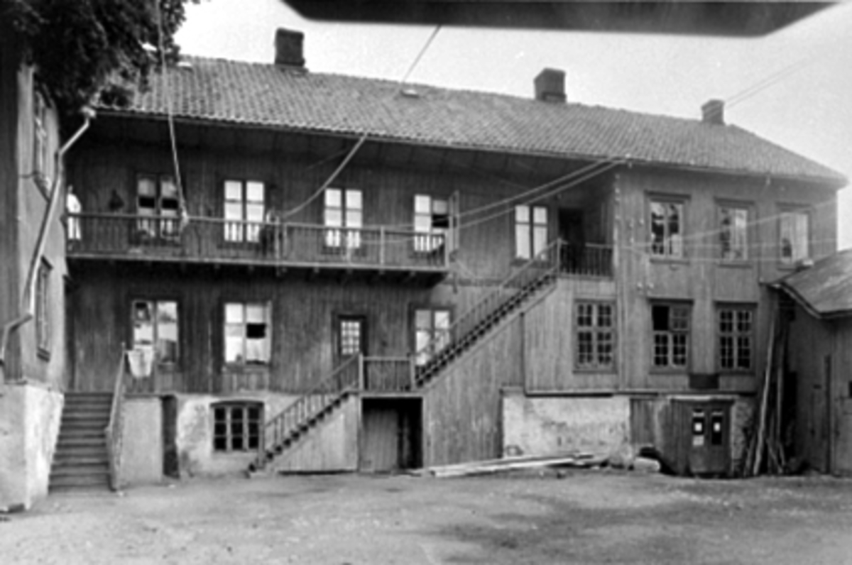 Anno Domkirkeodden, EKSTERIØR BAKGÅRD, TRAPPER, SVALGANG, GRØNNEGATA 64, (HAMAR ARBEIDERBLAD)