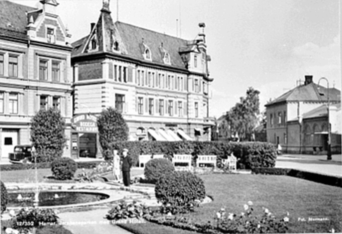 Anno Domkirkeodden, OVERSIKT JERNBANEPLASSEN MED GRAND HOTEL OG JERNBANERESTAURANTEN