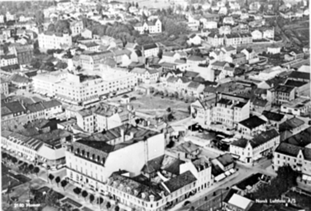 Anno Domkirkeodden, FLYFOTO, FIN OVERSIKT OVER SENTRUM FRA STRANDGATA/ENGGATA OG ØSTRE TORG