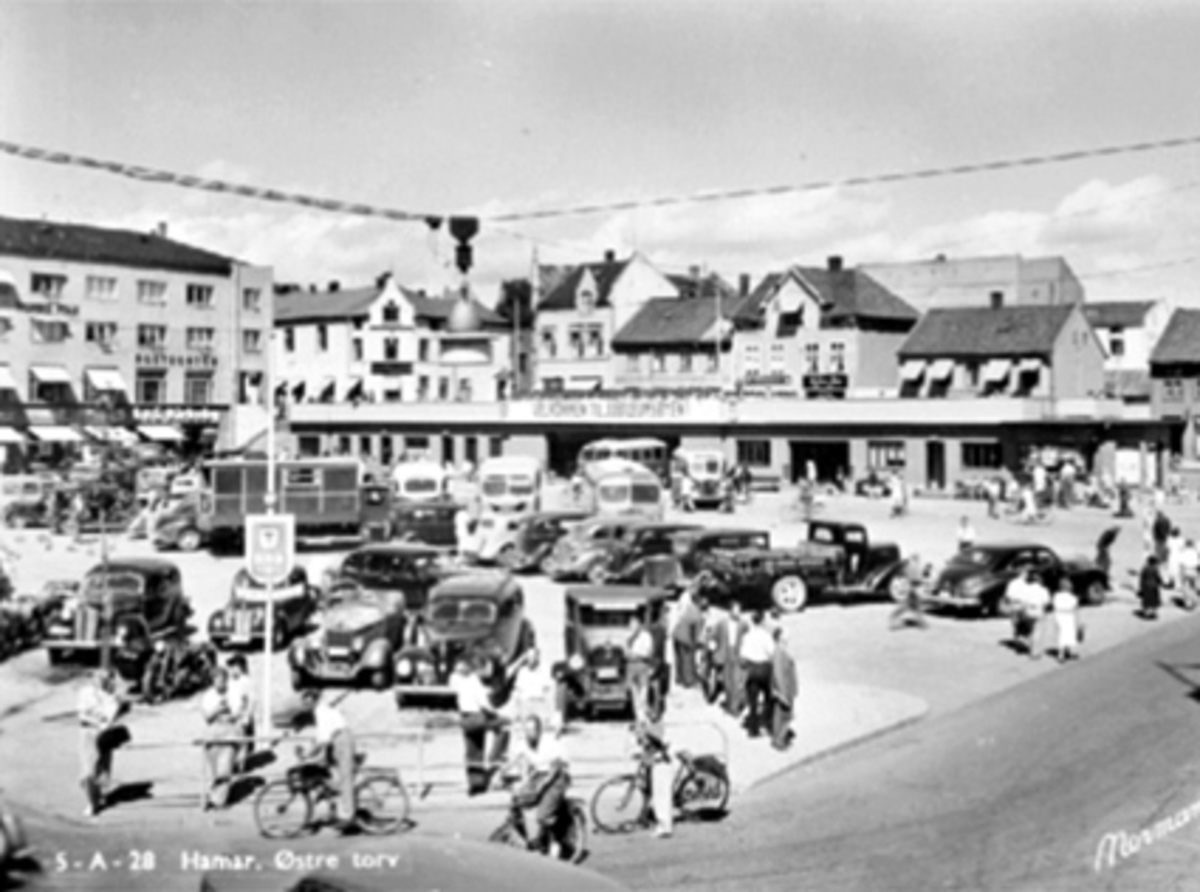 Anno Domkirkeodden, 100-ÅRS JUBILEET FOR HAMAR BY PÅ ØSTRE TORG MOT RUTEBILTAKET, MYE FOLK OG BILER