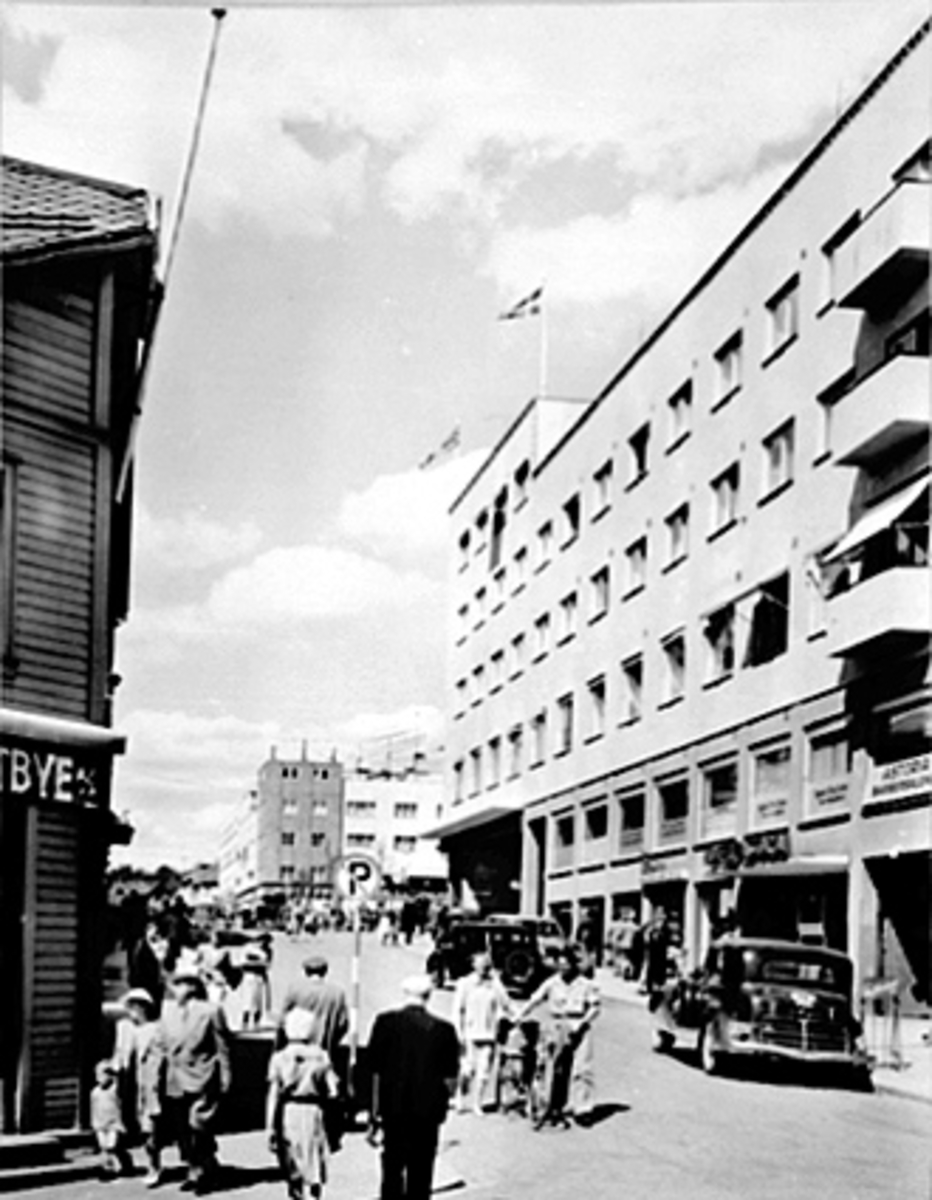 Anno Domkirkeodden, FRA KRYSSET TORGGATA. /ENGGATA. , FOLK, BILER, OLAF A. ØSTBYE A/S, HOTELL ASTORIA