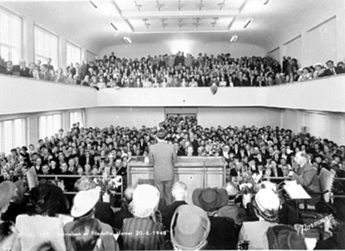 Anno Domkirkeodden, INTERIØR INNVIELSEN AV FILADELFIA 20/06-48, FILADELFIAGÅRDEN, SALEN FULL AV FOLK ALLE DAMENE MED HATTER.