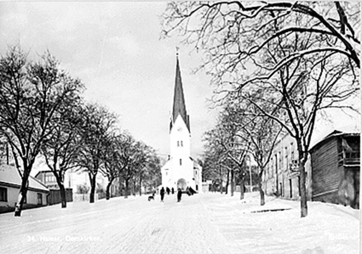 Anno Domkirkeodden, EKSTERIØR HAMAR DOMKIRKE SETT FRA KIRKEBAKKEN, KIRKEGATA, FOLK, VINTER