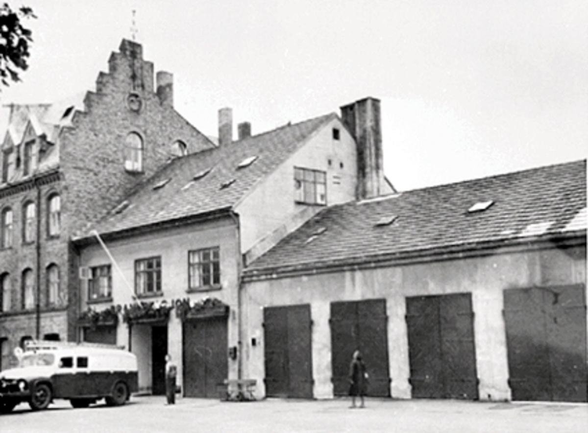 Anno Domkirkeodden, EKSTERIØR GRØNNEGATA 70, HAMAR BRANNSTASJON MED GARASJE, VAKTA OG BOLIGHUS, BRANNBIL