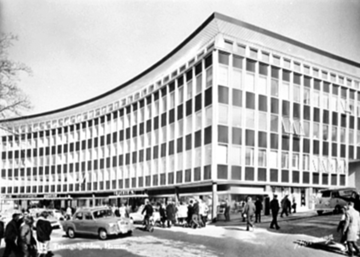 Anno Domkirkeodden, EKSTERIØR TRIANGELGÅRDEN, BILER, MYE FOLK