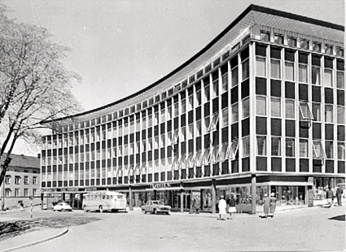 Anno Domkirkeodden, EKSTERIØR, TRIANGELGÅRDEN, FOLK, BILER. Bygget er tegnet av arkitekt Finn Poppe.