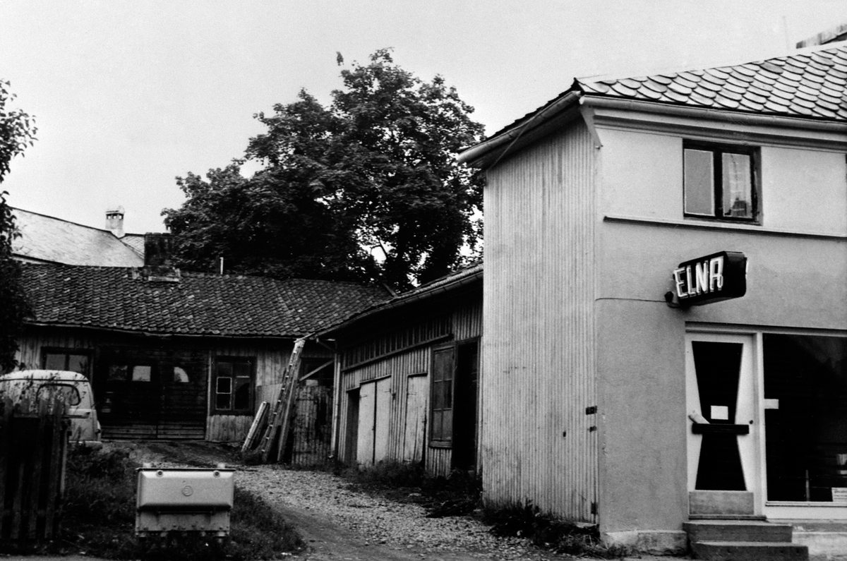 Anno Domkirkeodden, INNKJØRSELEN TIL KIRKEGATA 11, 2 UTHUS, ELNA SYMASKINFORRETNING