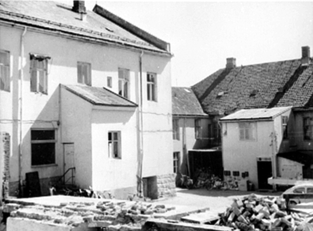 Anno Domkirkeodden, EKSTERIØR BAKGÅRD, STRANDGATA 61, SYKLER, VEDHAUG