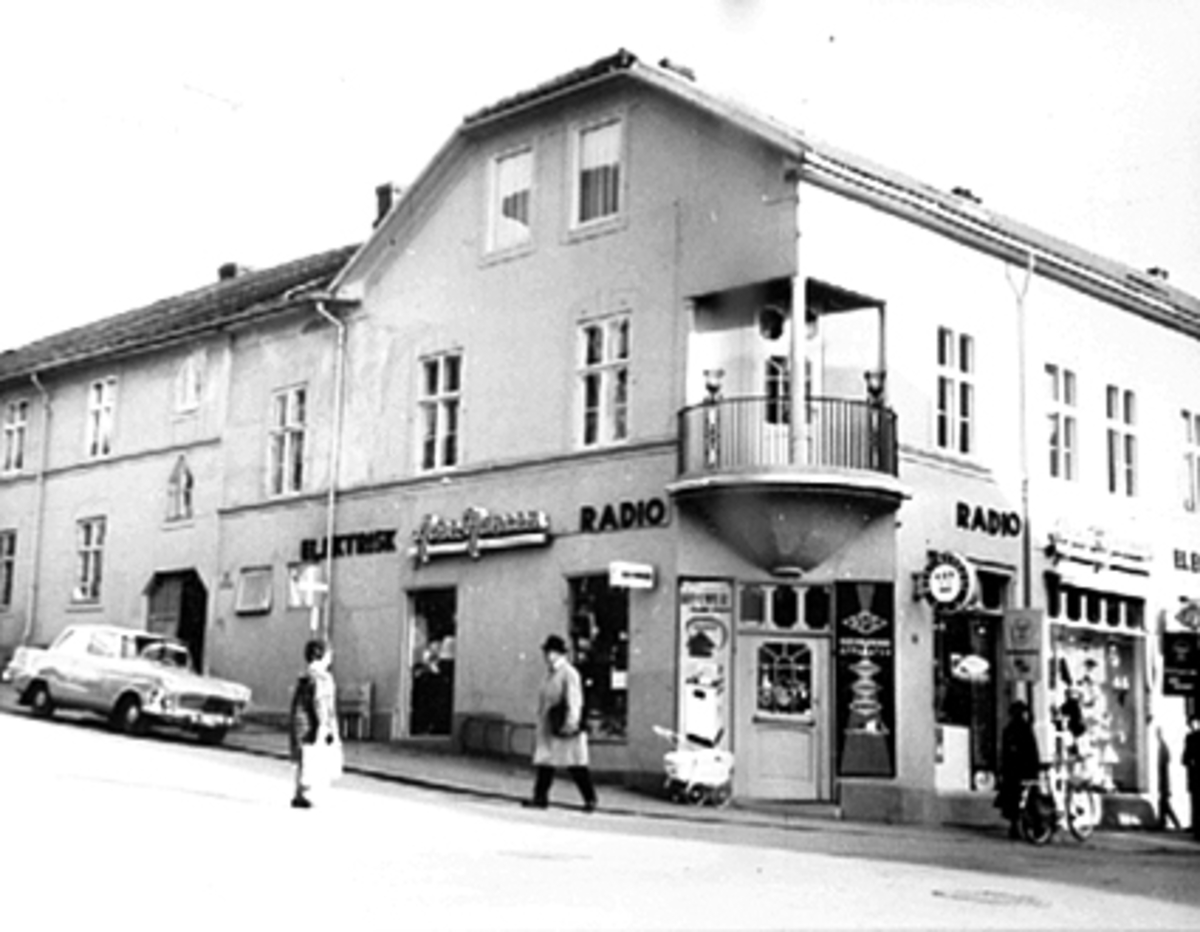 Anno Domkirkeodden, EKSTERIØR TORGGATA 55, ARNE HANSENS FORRETNING, FOLK, BIL, BARNEVOGN
