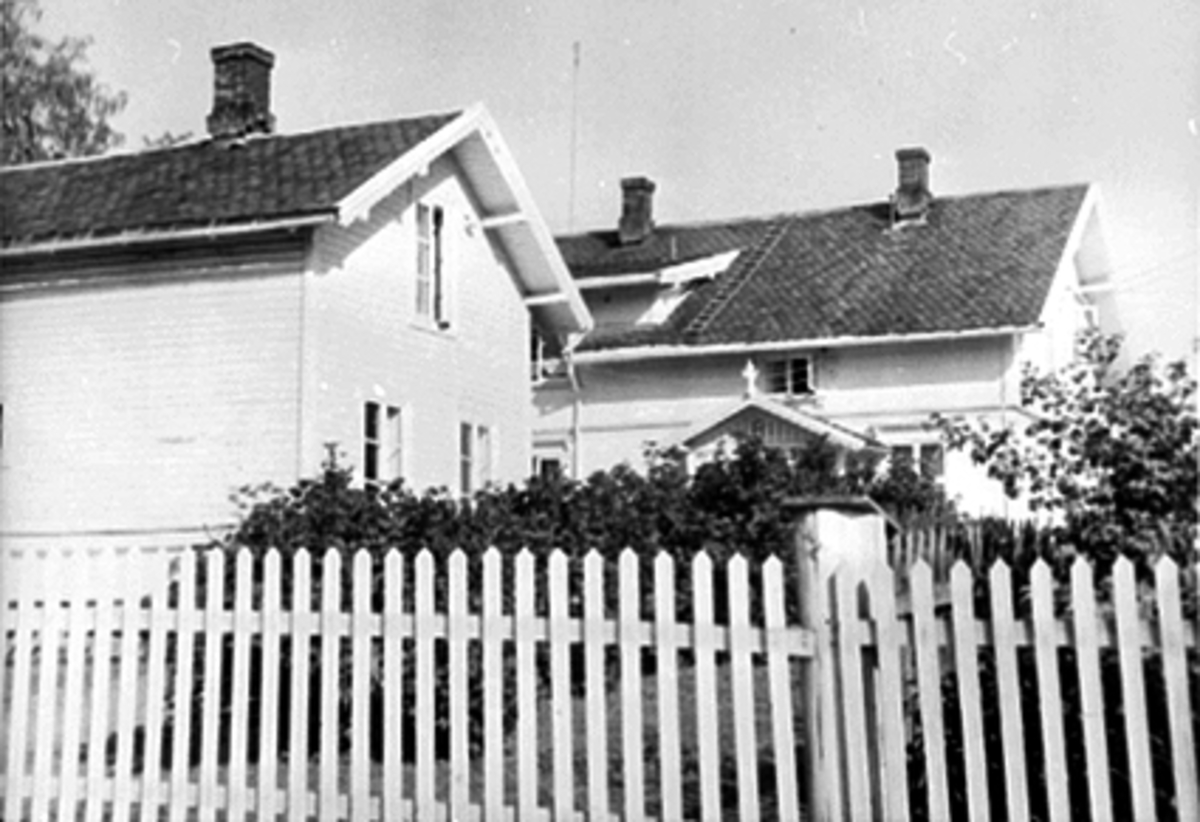 Anno Domkirkeodden, EKSTERIØR, ÅGÅRD, BRISKEBYVEGEN 15, GJERDE I FORGRUNNEN, BRISKEBYEN