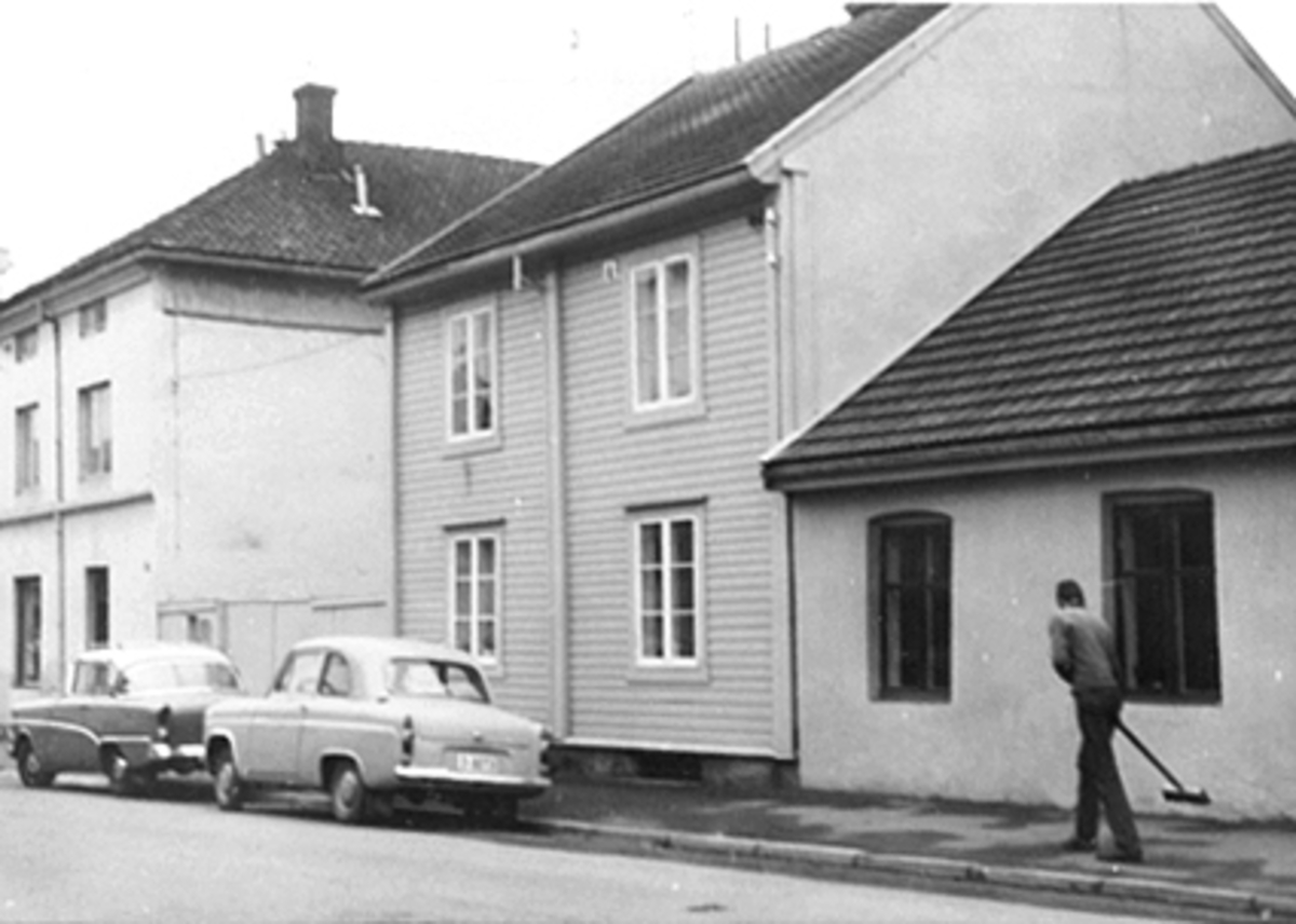 Anno Domkirkeodden, EKSTERIØR GRØNNEGATA 102, NORSK SKOLETIDENDES TRYKKERI I BYGNINGEN TIL HØYRE