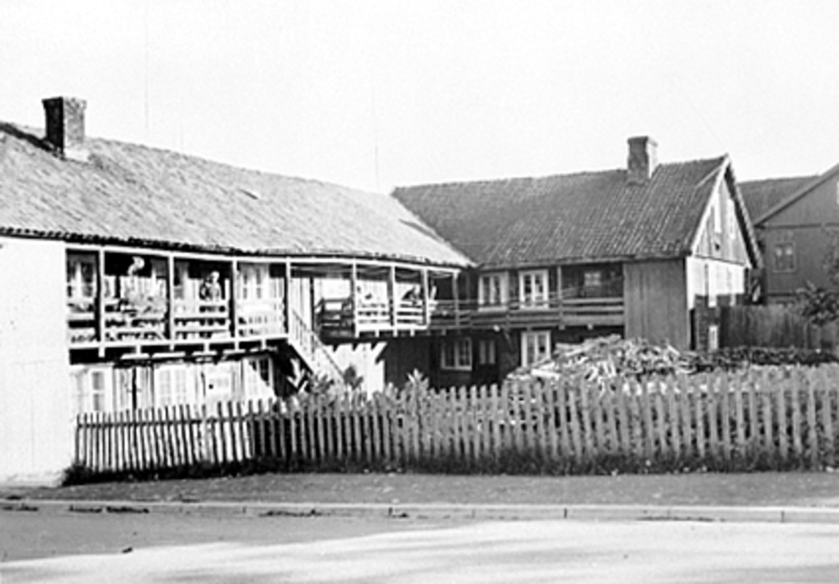 Anno Domkirkeodden, Torggata 104, Korslundgården, tilhørte smed Ener Korslund, smie, vedhaug, svalgang. Hamar.