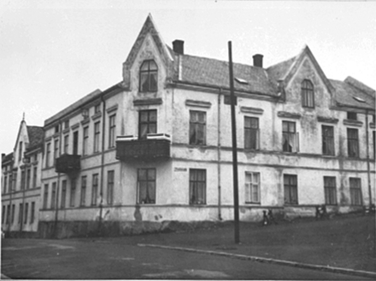 Anno Domkirkeodden, Håkonsgate 44, Hamar. Companigården. Bygget av garver Victor Todderud, bankkasserer Peder Andersen og kondenserer Johannes Jensen.