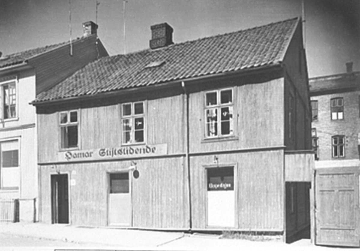 Anno Domkirkeodden, EKSTERIØR GRØNNEGATA 33, HAMAR STIFTIDENDES LOKALER MED EKSPEDISJON OG REDAKSJON