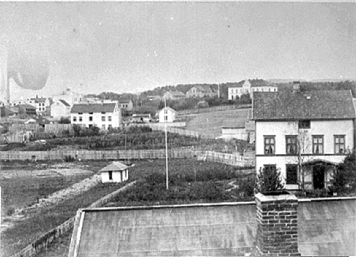 Anno Domkirkeodden, Bilde tatt fra Lundbygården. Senere Glorvigens hus i Parkgata med Hamar folkeskole, Pikeskole, Seminaret og lærerskolen.
