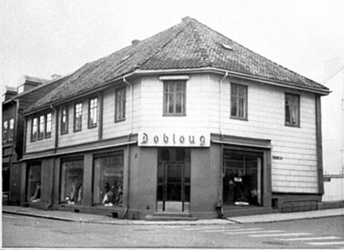 Anno Domkirkeodden, EKSTERIØR TORGGATA 51, DOBLAUG DAMEKLESFORRETNING