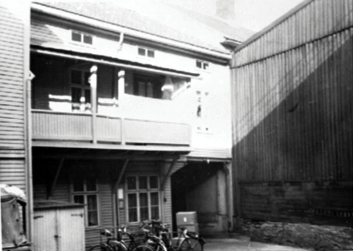 Anno Domkirkeodden, EKSTERIØR BAKGÅRD, TORGGATA 53, PARKERTE SYKLER
