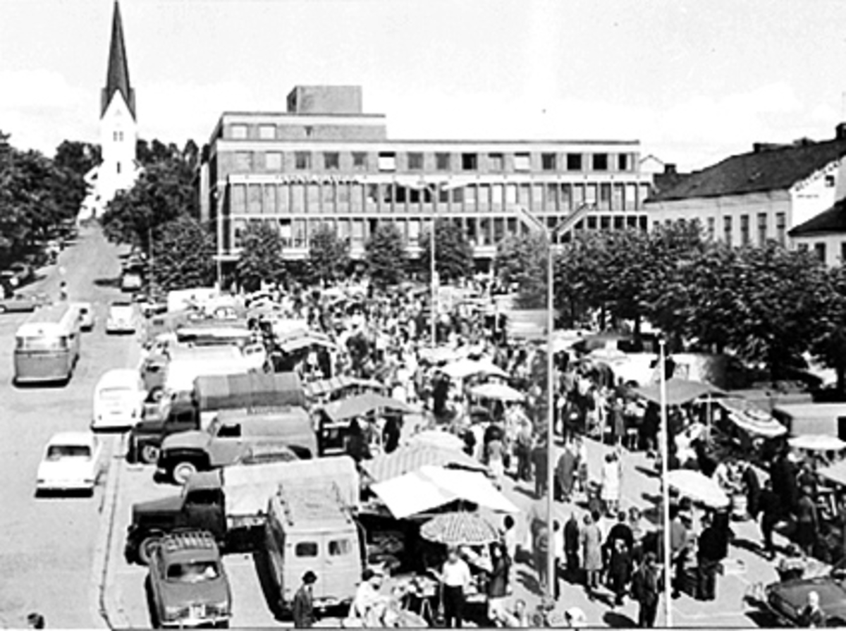 Anno Domkirkeodden, TORGHANDEL PÅ STORTORGET, MYE FOLK OG TRAFIKK, TATT FRA BASARBYGNINGEN MOT VESTA HYGEA-BYGGET