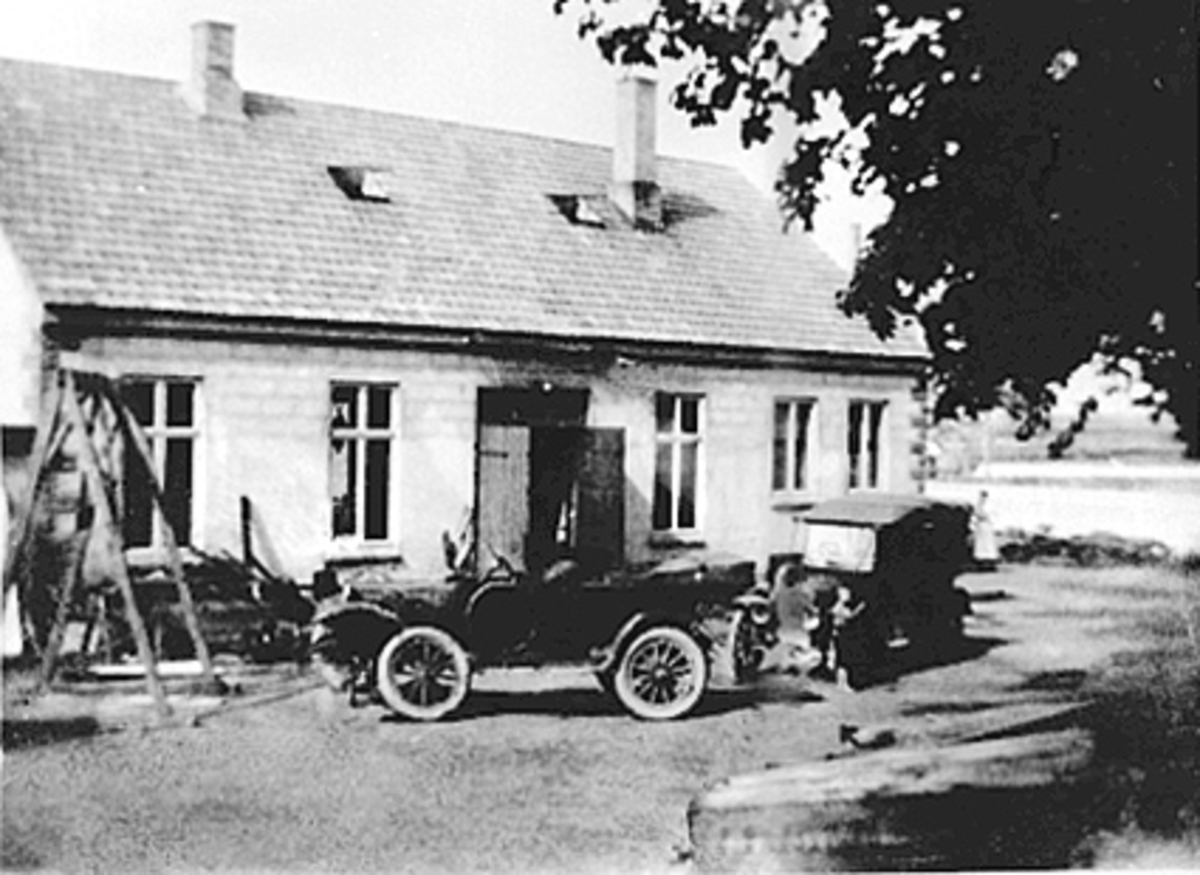 Anno Domkirkeodden, EKSTERIØR EMIL NORDBYS MEKANISKE VERKSTED, BILVERKSTED, (IDEAL), I ENGATA BILER FORAN