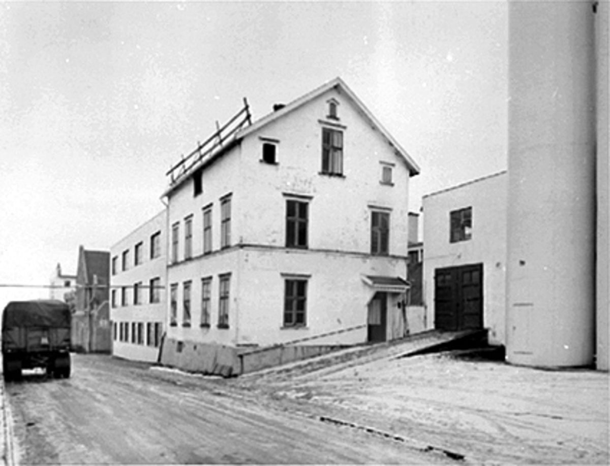 Anno Domkirkeodden, EKSTERIØR ENGGATA 52. IDEAL FLATBRØDFABRIKK A/S, REVET 29-11 1974