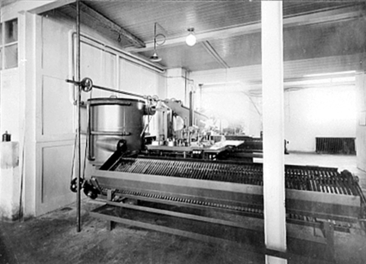 Anno Domkirkeodden, INTERIØR PAKKEHALLEN MED PAKKEMASKINER, IDEAL FLATBRØDFABRIKK A/S