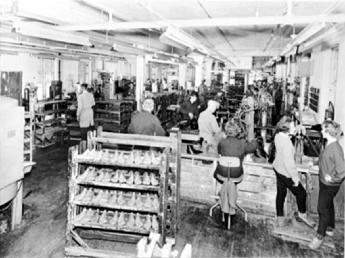 Anno Domkirkeodden, INTERIØR PINNERIAVDELINGEN, MANGE ARBEIDERE, A/S NORRØNA SKOFABRIKK, FALSENSGATE 12