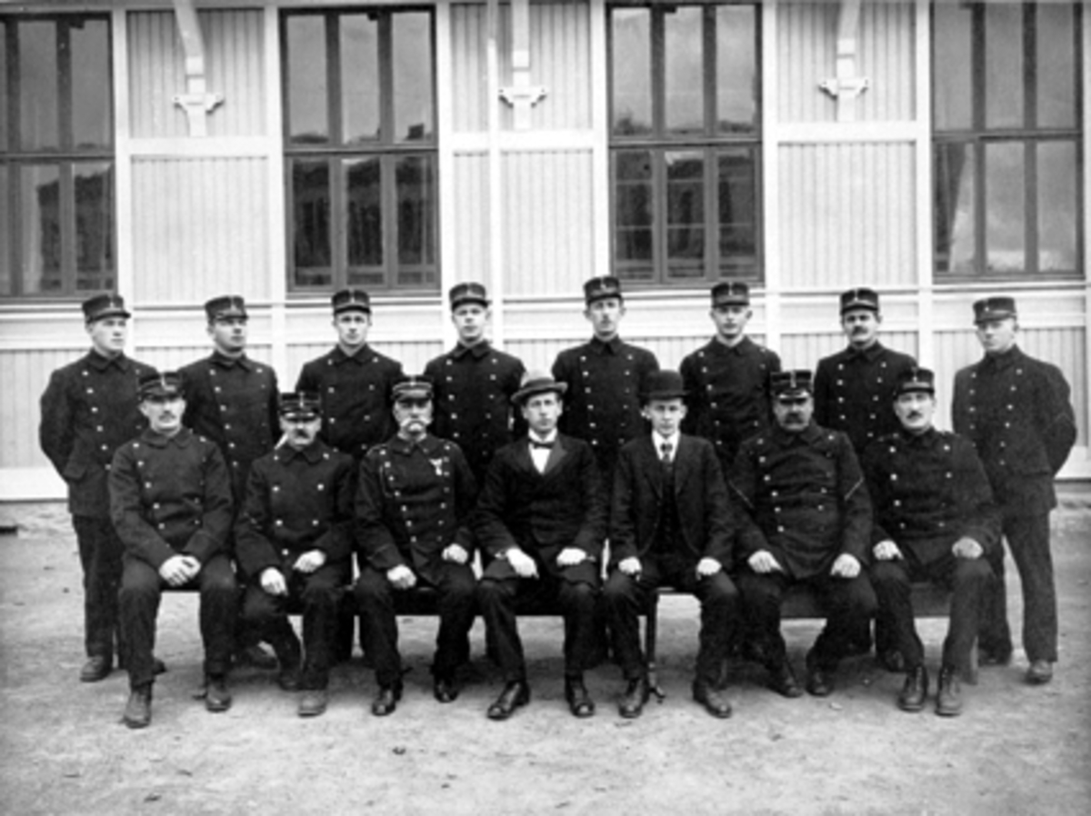 Anno Domkirkeodden, GRUPPE 15 MENN, HAMAR BRANNKORPS, BRANNMENN, 1919, BRANNMENN, BRANNVESEN. 1. REKKE F. V. KARL ALFSTAD, L. MIKKELSEN, BRANNMESTER NORDLI, BRANNSJEF G. R. HALVORSEN, A. NILSEN, J. KJONERUD, PILSTRØM. 2. REKKE F. V. P. OPPHUS, K. JOHANSEN, E. EVENSEN (EIFRING), K. KJONERUD, S. ÅSEN, JOHNSEN, M. MARTHI…