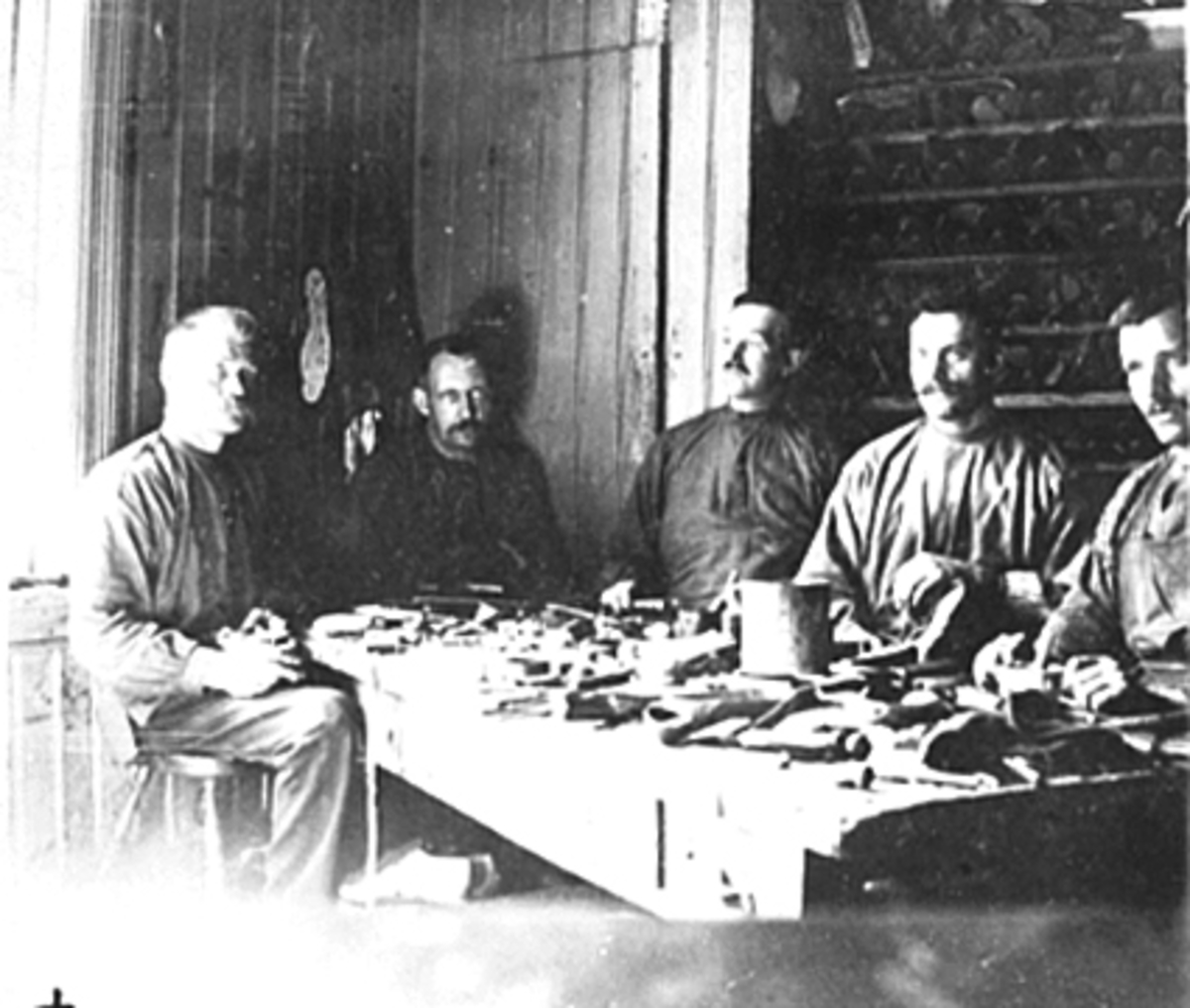 Anno Domkirkeodden, SKOMAKERE, BRANNVAKTA, HAMAR BRANNSTASJON, ARBEIDSBORDFra v. Thorvald Oppegaard, Otto Olsen, G. Hagen, Helmer Ødegaard