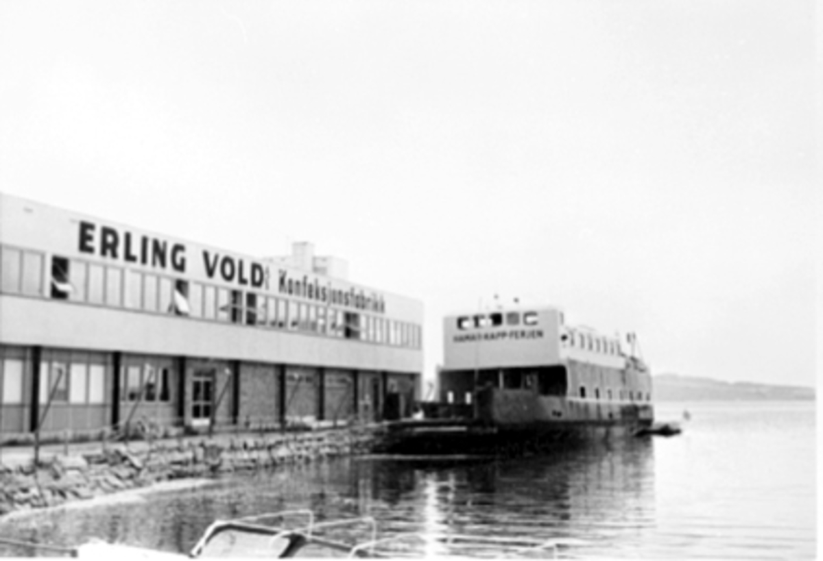 Anno Domkirkeodden, FLOMMEN I MJØSA 1967, HAMAR KAPP FERGEN LIGGER VED FABRIKKEN TIL ERLING VOLD PÅ GAMLE JERNBANEBRYGGA. Hamar Kapp Ferjen ble i en periode under flommen innstilt. Det fantes knapt nok ei brygge å legge inntil p. g. av den høye vannstanden. Ferjen ble også en tid ankret opp litt utenfor Hamar, men det…