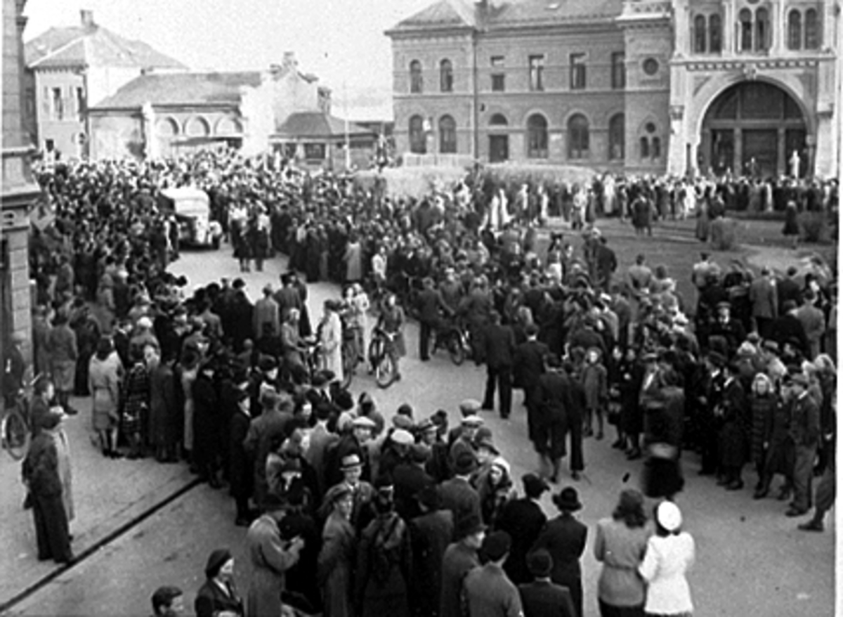 Anno Domkirkeodden, MYE FOLK SAMLET PÅ JERNBANEPLASSEN, FREDSDAGEN 1945