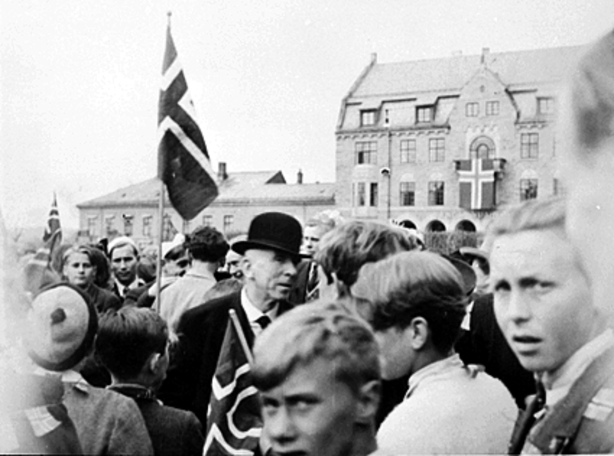 Anno Domkirkeodden, FRA FEIRING PÅ FRIGJØRINGEN, FREDSDAGEN 1945, MYE FOLK PÅ JERNBANEPLASSEN