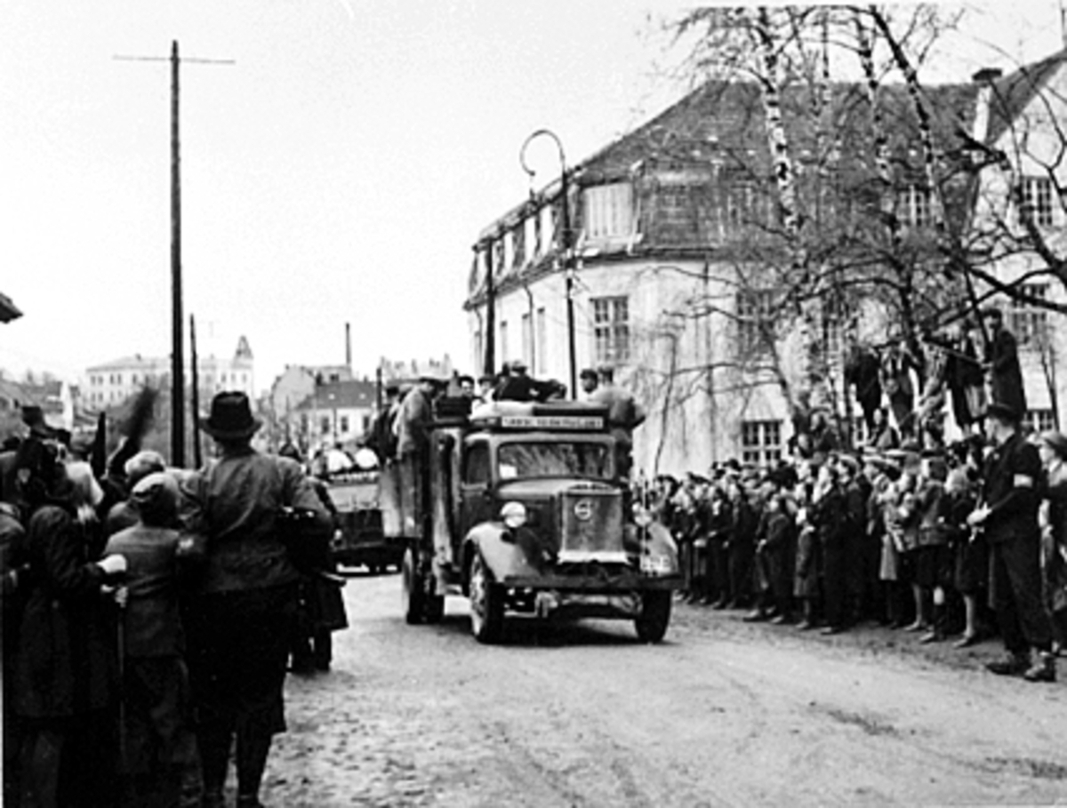 Anno Domkirkeodden, FANGETRANSPORT MED LASTEBIL I FENGSELSBAKKEN, MYE FOLK, FRIGJØRINGEN