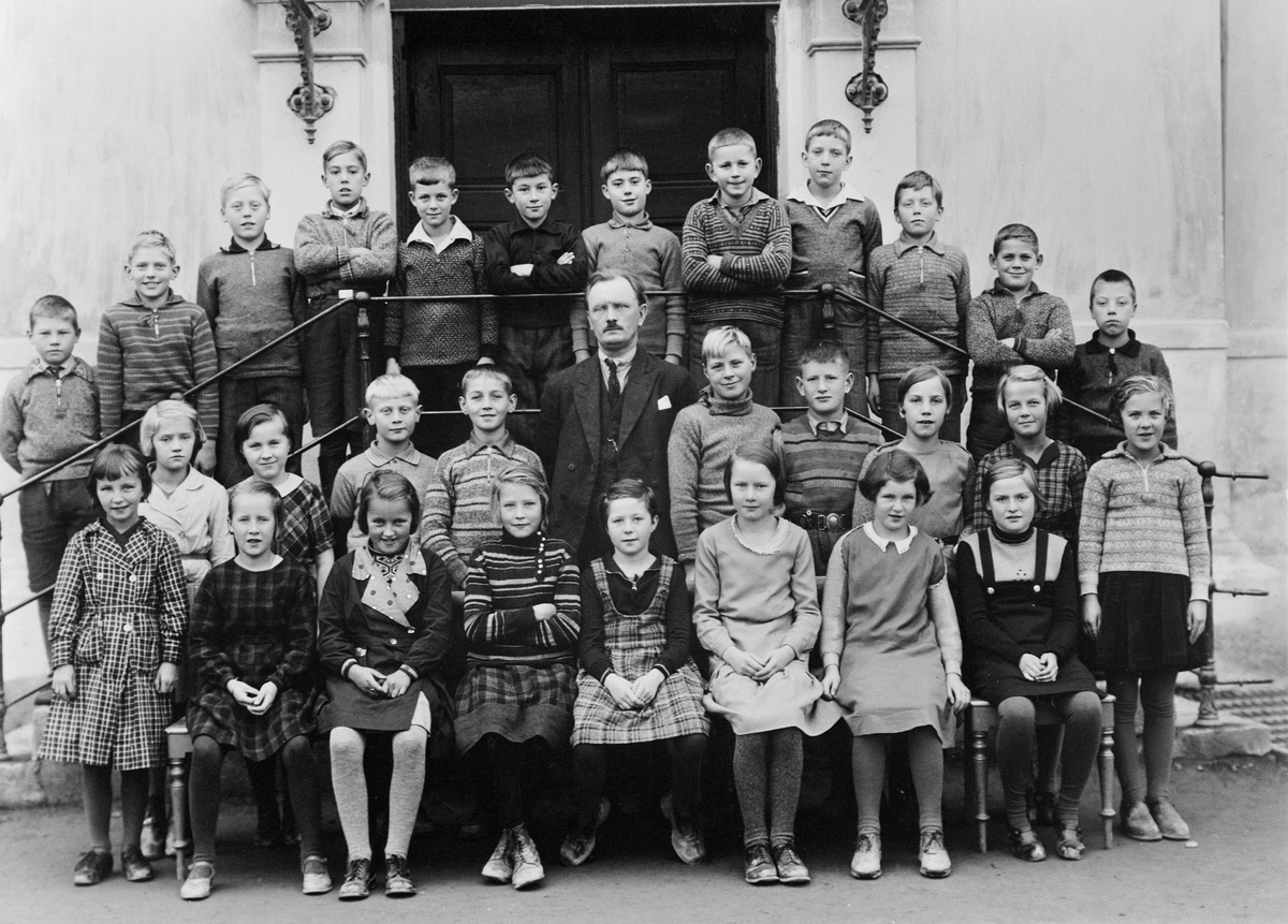 Anno Domkirkeodden, STOR GRUPPE SKOLEELEVER, SKOLEKLASSE, LÆRER HALFDAN STEEN, HAMAR FOLKESKOLE, ØVERSTE RAD FRA VENSTRE BJØRN BARMOEN, ODD LARSEN, ODD ARNSETH, ERIK JØNSON, FINN HAGEN, VEGARD DØRUM. ODDVAR LAURITSEN, KÅRE BJØRGEN, BIRGER ØRBEHR, OTTAR WIEN, GUNNAR JOHNSEN, ERLING EDVARDSEN, I MIDTEN ERNA DANIELSEN, F…
