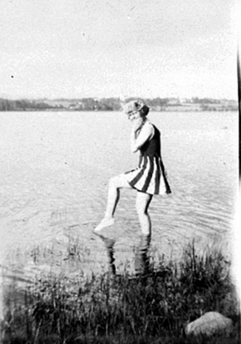 Anno Domkirkeodden, 1 BADENYMFE, DAME I BADEDRAKT PÅ BADESTRAND, MJØSA