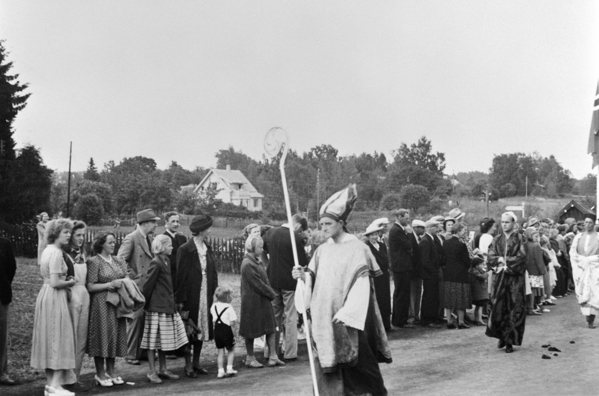 Anno Domkirkeodden, HISTORISK OPPTOG, BYJUBILEET 1949, KONSERVATOR T. BLEKEN-NILSSEN SOM STRENGE BISKOP SIGURD, MYE FOLK LANGS VEGEN, HEDMARKSMUSEET OG DOMKIRKEODDEN