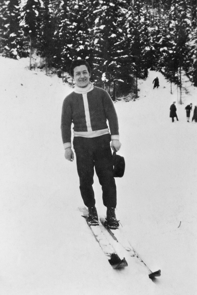 Anno Domkirkeodden, CARL HAAVE PÅ SKI, HAN VAR SKIHOPPER, PÅ SLETTA I FURUBERGET, VINTER