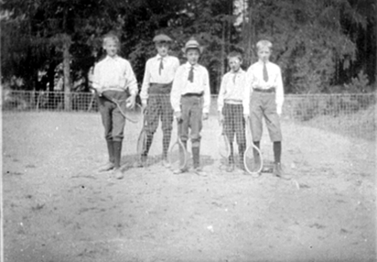 Anno Domkirkeodden, 5 GUTTER SLÅR TENNIS VED NETTET, ARILD LENTH OG BORGER LENTH ER MED