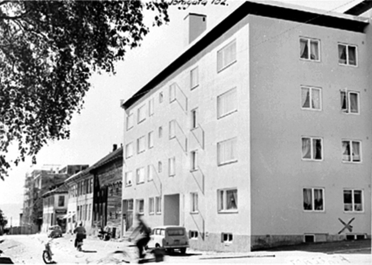 Anno Domkirkeodden, EKSTERIØR TORGGATA 102, MORTERUDSGATE MOT SKAPPELSGATE, FOLK, BILER