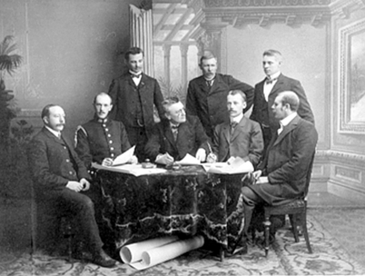 Anno Domkirkeodden, GRUPPE 8 MENN, HAMAR TURNFORENINGS BESTYRELSE, "MINDE OM TURNSTEVNET", SITTENDE FRA HØYRE FILIP N. PETERSEN, K. BERGER CHRISTIANSEN