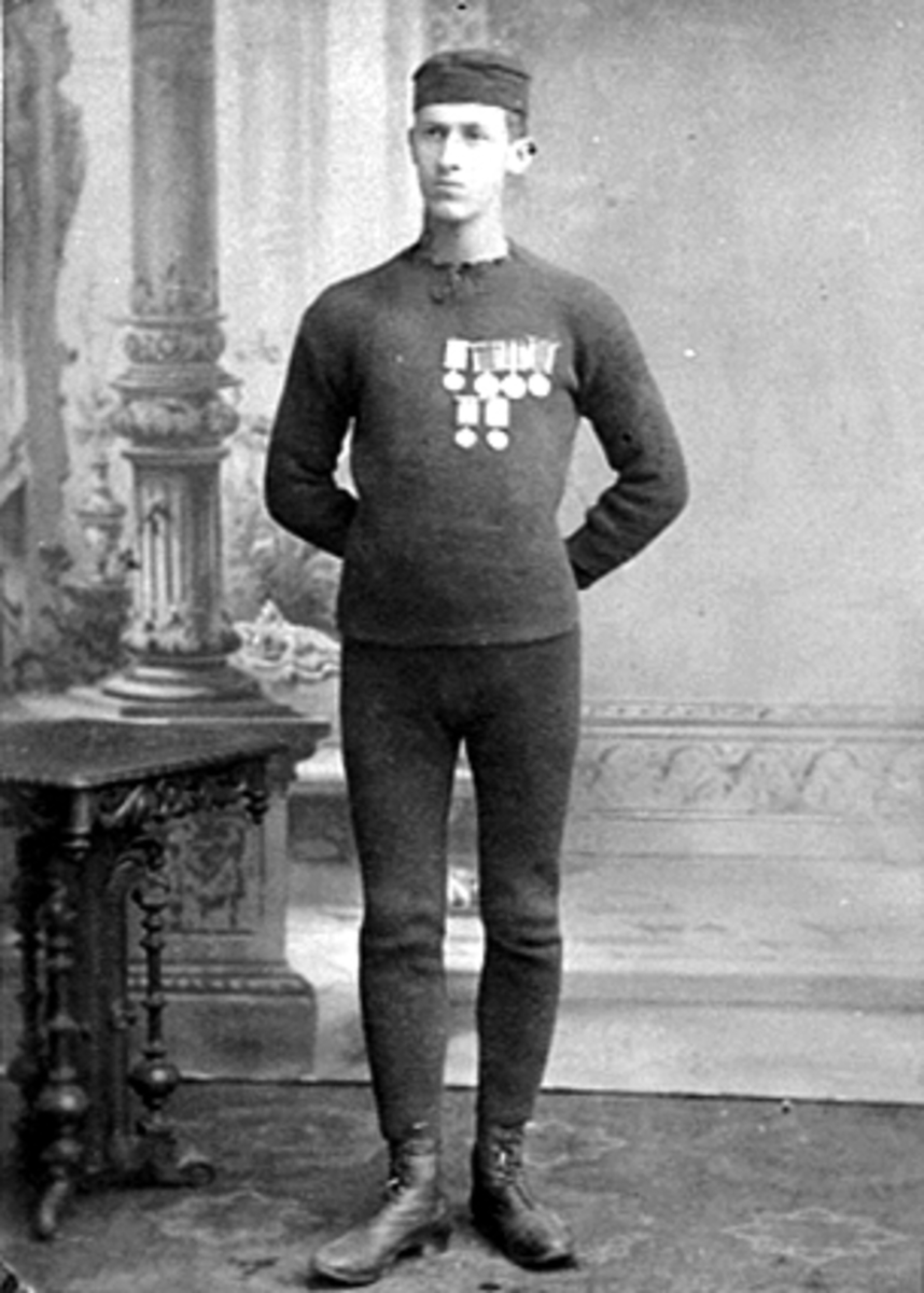 Anno Domkirkeodden, PORTRETT SKØYTELØPER FRED BAGGE MED 6 MEDALJER PÅ BRYSTET