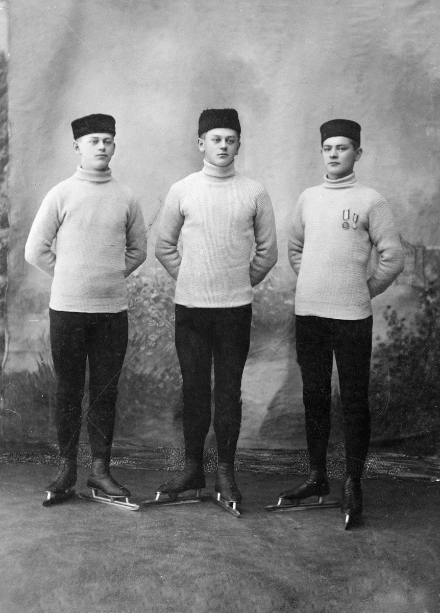 Anno Domkirkeodden, Skøyteløpere Hamar Idrettslag, H.I.L. F.v Mikael Jensen f, 11.02.1893, Sigurd Jensen f. 24.11.1890, Fredrik Jensen f. 08.10.1891.