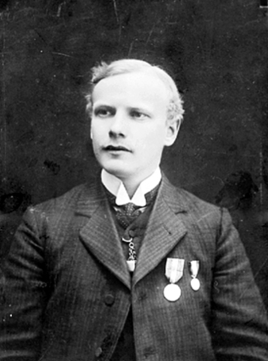 Anno Domkirkeodden, PORTRETT HARALD MONSEN, SKØYTELØPER OG FOTBALLSPILLER MED MEDALJER