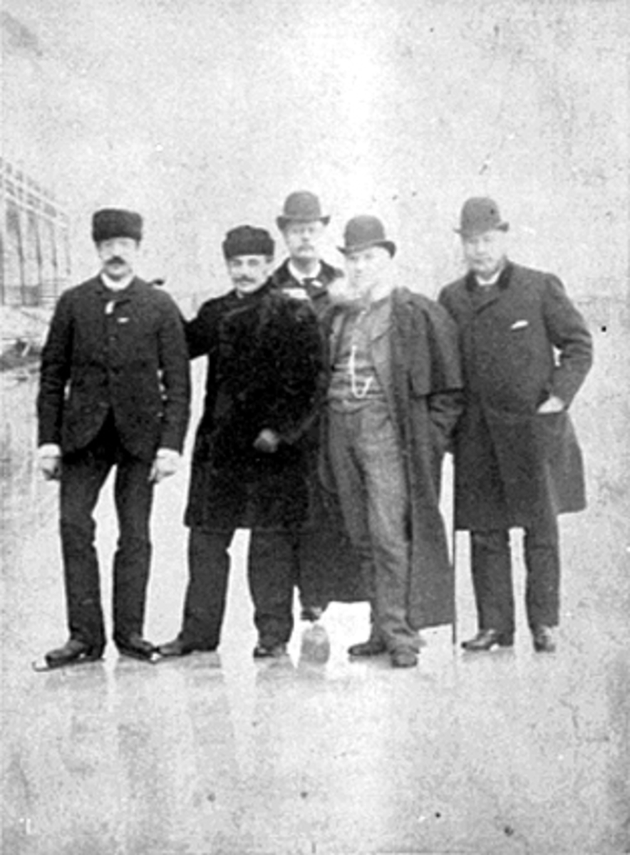Anno Domkirkeodden, GRUPPE 5 MENN, ANTAGELIG FØRSTE STYREI DET INTERNASJONALE SKØYTEFORBUND, FRA VENSTRE BARON DE SALIS (SPORT CLUB AMSTERDAM), GUS SACKS (PRESIDENT AMERICA AMATERUR SKATING ASS), WVONSON TOT GELLICUM (SPORT CLUB AMSTERDAM), NEVILLE GOODMAN (ENGLISH AMAEUR SKATING ASS), A. DUDOCK DE WIT (SPORT CLUB AMS…