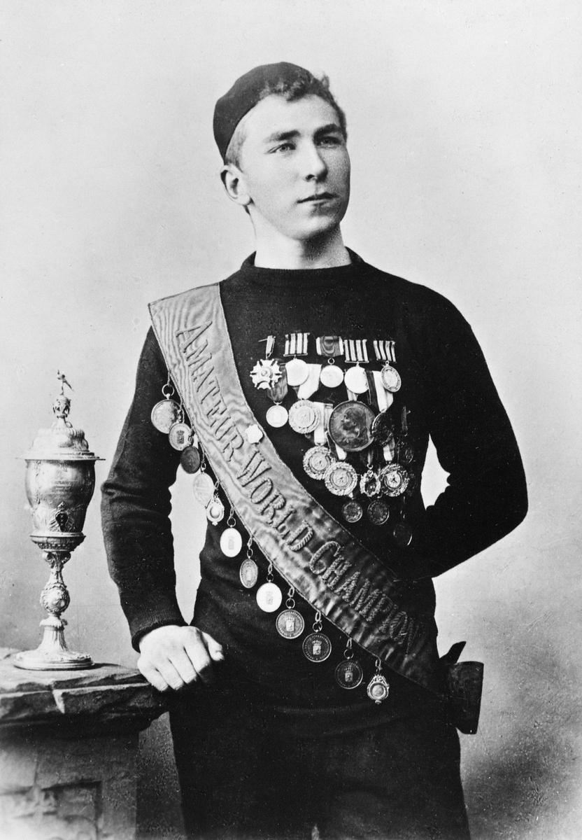 Anno Domkirkeodden, Portrett skøyteløper, Jaap Eden med medaljer og pokal. Under EM på Hamar i 1894 satte han verdensrekord på 5000 m. med tiden 8. 37. 6. Rekorden sto til 1914.