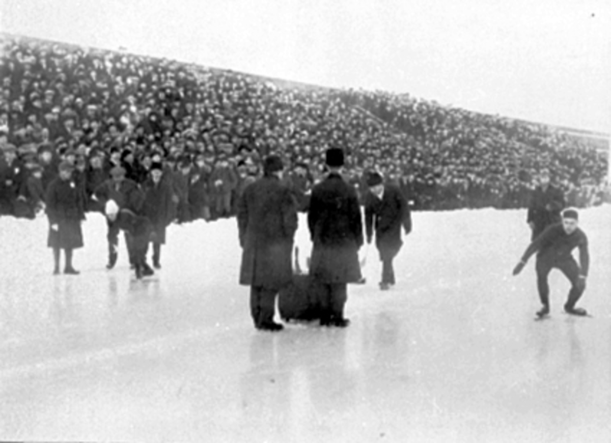 Anno Domkirkeodden, EUROPAMESTERSKAP PÅ SKØYTER I 1923 PÅ HAMAR STADION. CLAES THUNBERG FRA FINNLAND OG JACOB MELNIKOFF FRA SOVJET GJØR SEG KLAR FOR 10 000 METER. HARALD STRØM VANT. MYE FOLK.