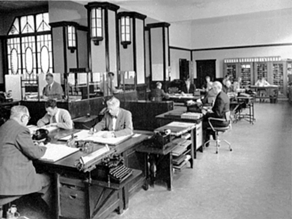 Anno Domkirkeodden, INTERIØR BANKLOKALE, DNC, OPLANDSKE KREDITBANK, FUNKSJONÆRER ARBEIDER, FRA VENSTRE KONTORSJEF NORSENG, HOVEDBOKHOLDER IMMERSLUND, ASSISTENT BJ. BRATLIE, HOVEDKASSERERE KRISTIANSEN, ASSISTENT ARNE ØSTBYE, HANS JOHANSEN, BOKHOLDER MARTIN SAGSVEEN, SEKRETÆT HAUG, ASSISTENT KNUT ENGH, HENRY PETTERSEN