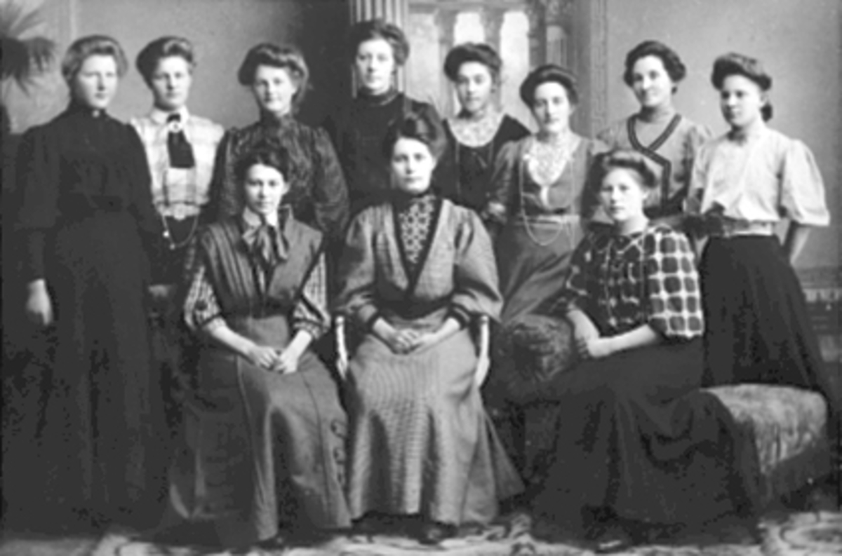 Anno Domkirkeodden, GRUPPE 11 UNGE DAMER PÅ VEV-SKOLEKLASSE, ST. TORFINNS LOKALER, BAKERST FRA VENSTRE MARGIT MELBY, MARTHA TORGAARD, ASTID NØTTESTAD, ? ÅSTERUD, PETRA SPANGBERG, PETRA RUNDFLOEN, KERSTI BUSTERUD, LOVISE BERG. FORAN FRA VENSTRE INGEBORG BÆKKELUND, HANNE HAUG, SIGNE FOKSTUEN FØDT DANIELSEN, MARIE ANDERS…