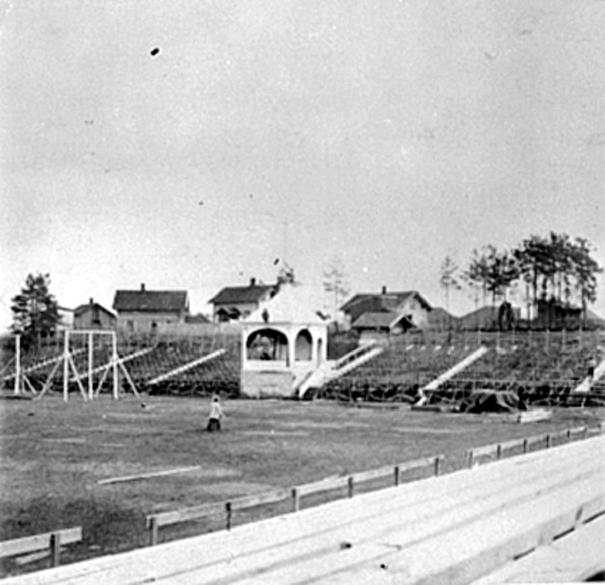 Anno Domkirkeodden, UTSTILLINGSPLASSEN MED TRIBUNER MED PLASS TIL 6500 TILSKUERE OG ÆRESTRIBUNE, 6 NASJONALE TURNSTEVNET MAI 1907