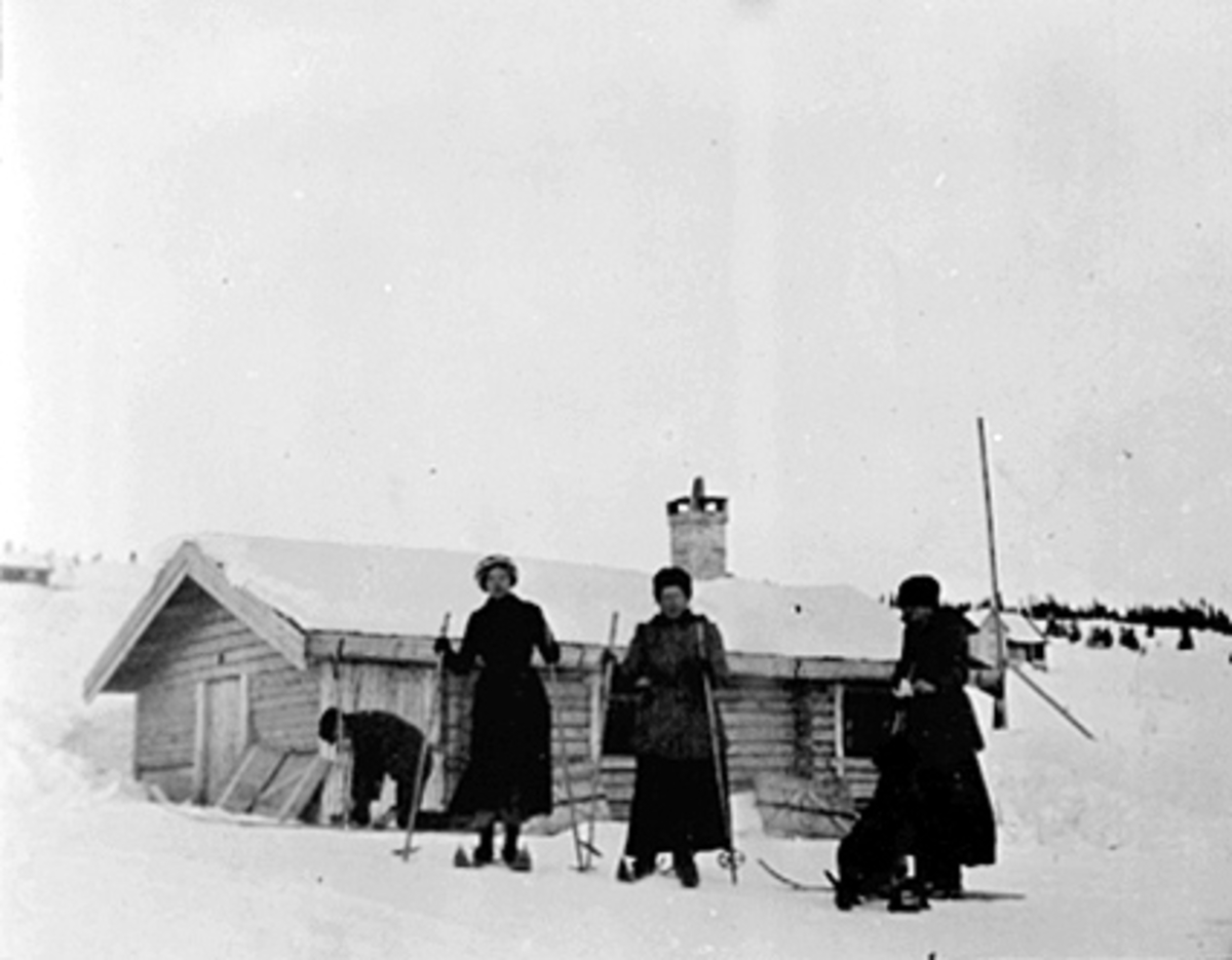 Anno Domkirkeodden, GRUPPE 4 DAMER MED SKIUTSTYR KLARE TIL SKITUR, EKSTERIØR HYTTE, MASSE SNØ, VINTER
