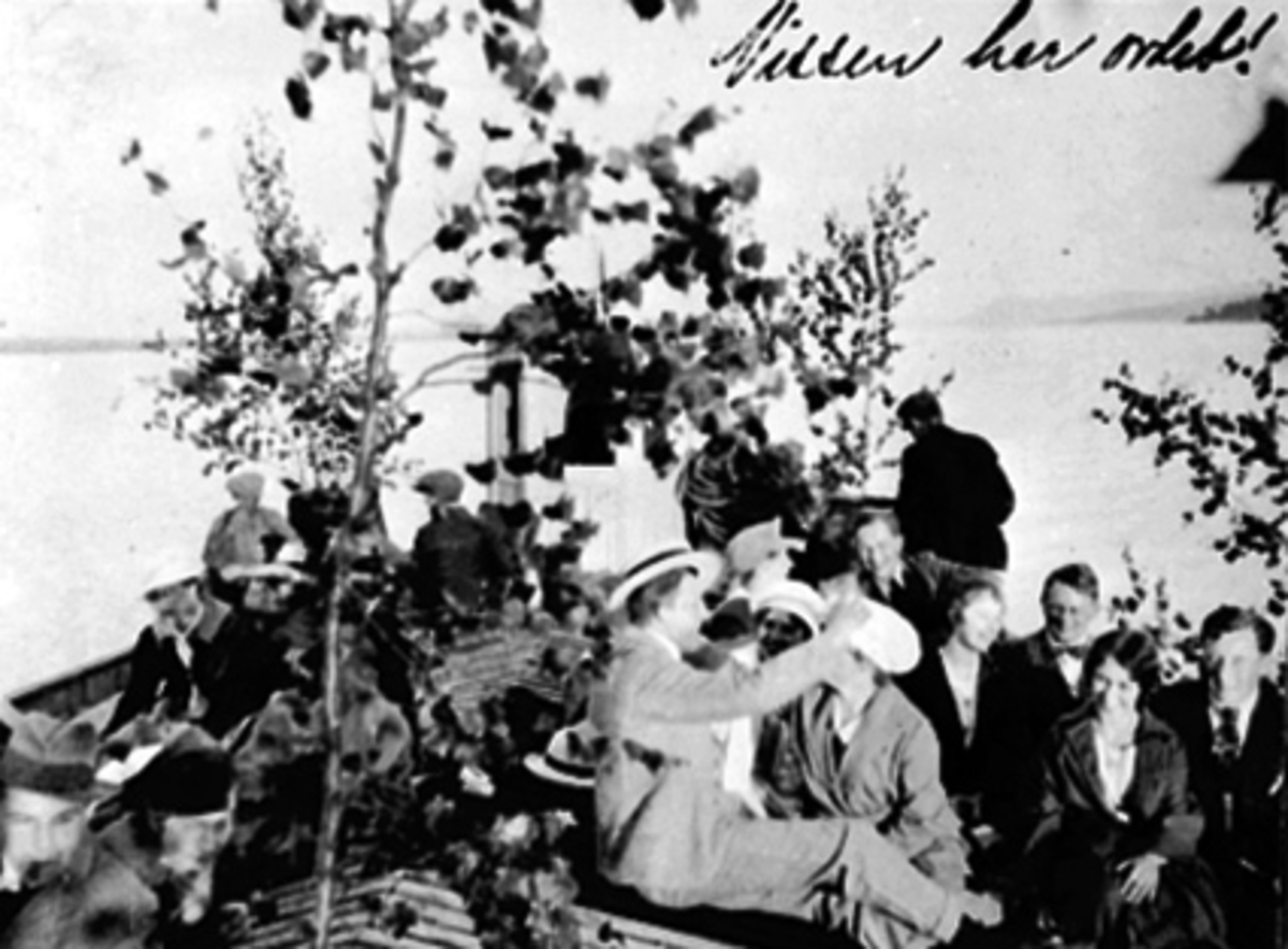 Anno Domkirkeodden, ST. HANS TUR MED BÅT PYNTET MED LØV OG MYE FOLK, PÅ TUR TIL FRYDENLUND